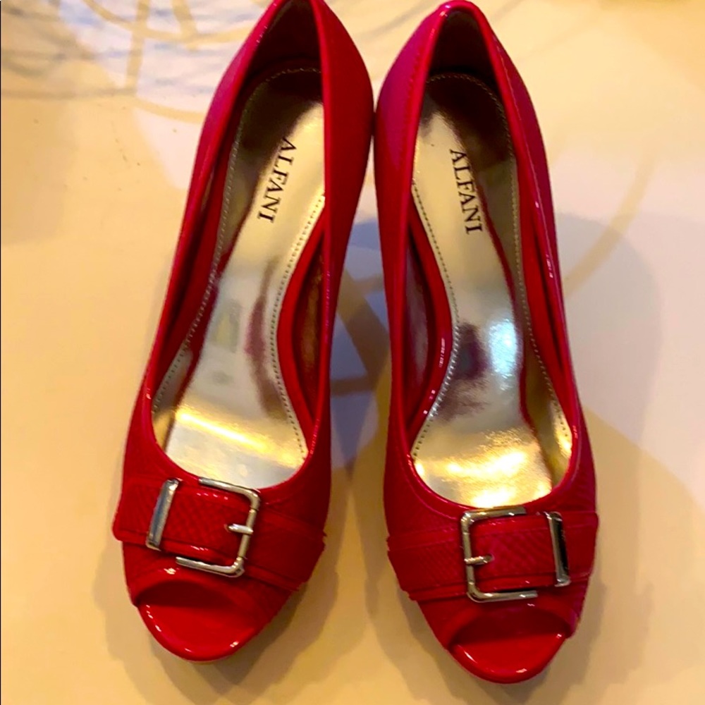 Pretty in pink peek a boo Alfani 3.5” heels size 5